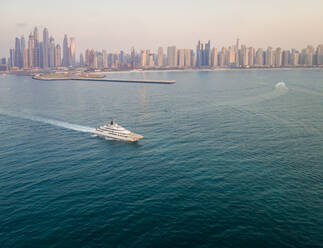 Luftaufnahme einer Yacht in der Bucht von Dubai, V.A.E. - AAEF01086