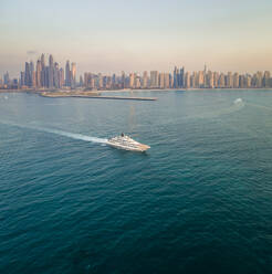 Luftaufnahme einer Yacht in der Bucht von Dubai, V.A.E. - AAEF01087