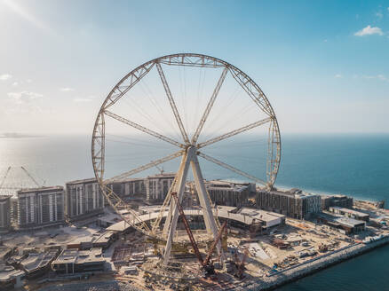 Luftaufnahme des im Bau befindlichen Riesenrads auf der Insel Bluewaters in Dubai, V.A.E. - AAEF01094