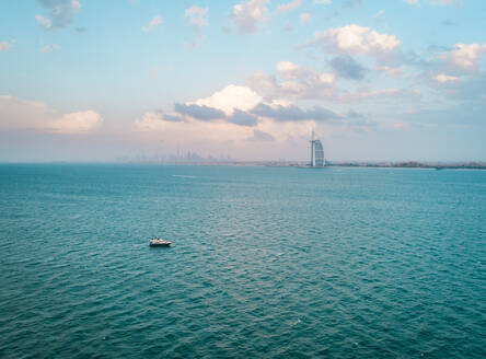 Luftaufnahme einer Yacht im Persischen Golf mit dem Burj Al Arab Resort und den Wolkenkratzern von Dubai im Hintergrund, V.A.E. - AAEF01098