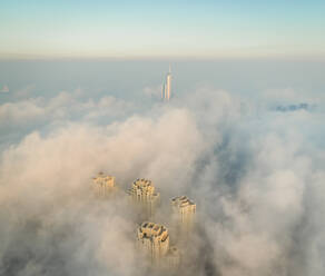 Luftaufnahme der Wolkenkratzer und des Almas-Turms in den Wolken von Dubai, V.A.E - AAEF01102