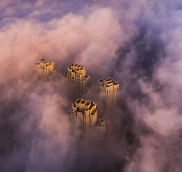 Luftaufnahme von Wolkenkratzern in den Wolken von Dubai, V.A.E - AAEF01103