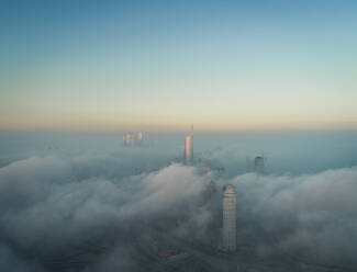 Luftaufnahme der Wolkenkratzer und des Almas-Turms in den Wolken von Dubai, V.A.E - AAEF01104