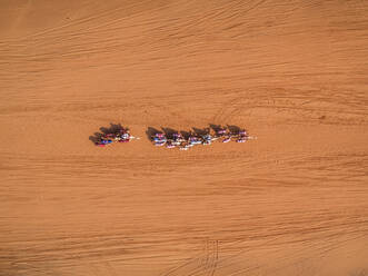 Luftaufnahme eines Kamelrennens in der Wüste von Ras Al Khaimah, V.A.E. - AAEF01108