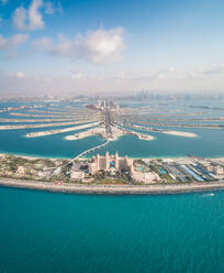 Panorama-Luftaufnahme des Atlantis-Hotels auf der Palm Jumeirah in Dubai, V.A.E. - AAEF01132
