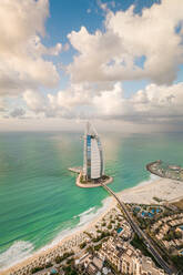 Panoramablick aus der Luft auf das luxuriöse Burj Al Arab Hotel in der Bucht von Dubai, V.A.E. - AAEF01133