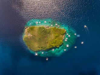 Aerial view of Pescador Island with traditional filipino boats, Philippines. - AAEF01153