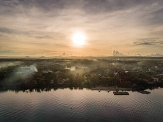 Luftaufnahme eines nebligen Morgens über Tagbilaran Stadt und Hafen, Philippinen. - AAEF01157