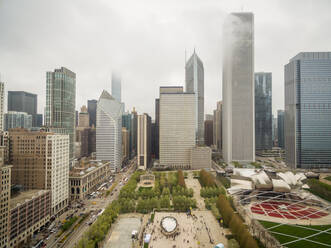 Luftaufnahme eines nebelverhangenen Hochhauses in der Innenstadt von Chicago, USA. - AAEF01166