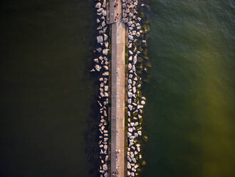 Luftaufnahme eines künstlichen Dammes am Michigansee, Chicago, USA. - AAEF01172