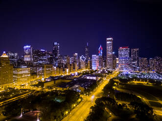 Luftaufnahme der Innenstadt bei blauer Nacht, Chicago, USA. - AAEF01175