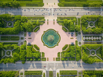 Aerial view above Buckingham fountain at grand park, Chicago, USA. - AAEF01176
