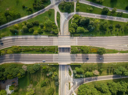 Luftaufnahme einer mehrspurigen Kreuzung im Lincoln Park, Chicago, USA. - AAEF01190
