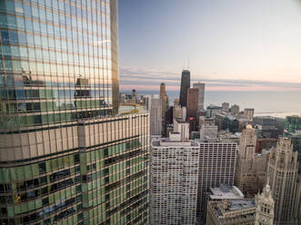 Luftaufnahme der Spiegelung der Stadtlandschaft am Trump Tower, Chicago, USA. - AAEF01204