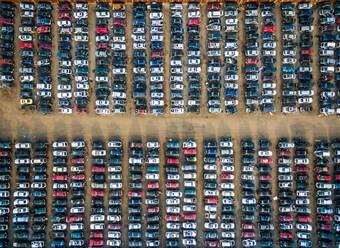 Luftaufnahme von alten Autos, die auf einem Gelände geparkt sind, Chicago, USA. - AAEF01217