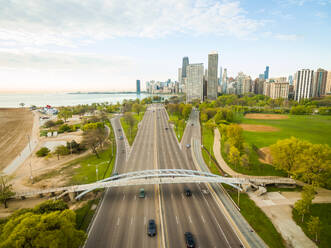 Luftaufnahme einer mehrspurigen Straße, die in die Innenstadt von Chicago führt, USA. - AAEF01221