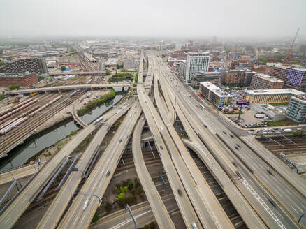 Luftaufnahme einer mehrspurigen Straßenkreuzung, Boston, USA. - AAEF01225
