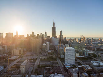 Luftaufnahme über dem Stadtbild von Chicago bei Sonnenuntergang, USA. - AAEF01237