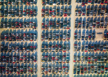 Luftaufnahme von alten Autos, die auf einem Gelände geparkt sind, Chicago, USA. - AAEF01242