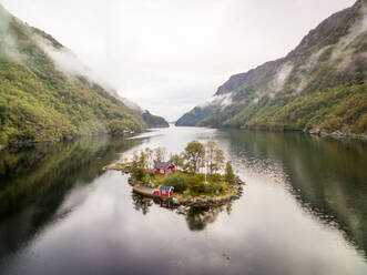 Luftaufnahme eines kleinen Hauses auf einer abgelegenen Insel, Norwegen. - AAEF01256