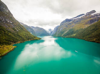 Luftaufnahme eines kleinen Bootes auf einem ruhigen Fjord, Norwegen. - AAEF01257