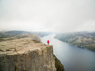 Luftaufnahme eines stehenden Mannes am Preikestolen, Fossmork, Norwegen - AAEF01268