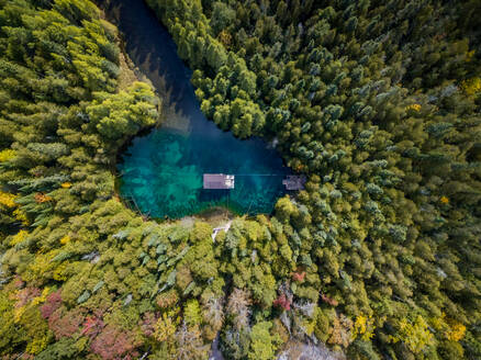 Luftaufnahme eines Hauses am Kitch-iti-kipi-See, auch The Big Spring genannt, Michigan, USA. - AAEF01269