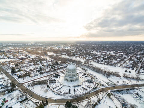 Luftaufnahme des mit Neuschnee bedeckten Baha'i-Gotteshauses, Wilmette, USA., lizenzfreies Stockfoto