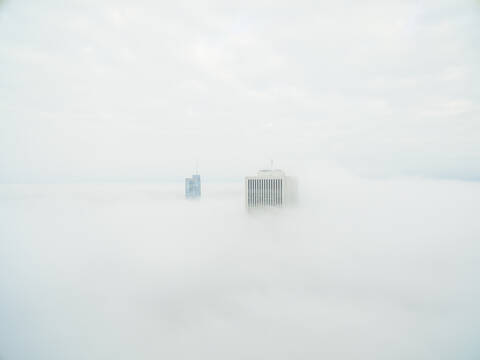 Luftaufnahme eines einzelnen hohen Wolkenkratzers über den Wolken, Chicago, USA., lizenzfreies Stockfoto