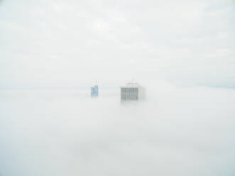 Luftaufnahme eines einzelnen hohen Wolkenkratzers über den Wolken, Chicago, USA. - AAEF01277