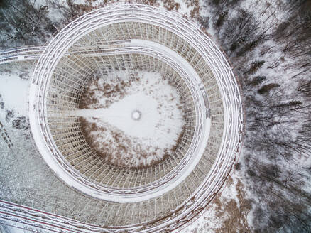 Luftaufnahme von Achterbahnschienen, die mit Neuschnee bedeckt sind, USA. - AAEF01281