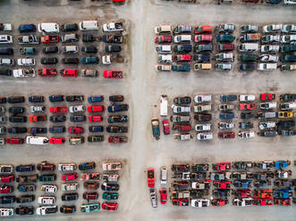 Luftaufnahme von alten Autos, die auf einem Gelände geparkt sind, Chicago, USA. - AAEF01282