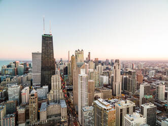 Luftaufnahme eines Geschäftsgebäudes im Stadtbild von Chicago, USA. - AAEF01284