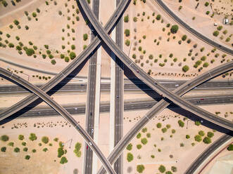 Luftaufnahme einer mehrspurigen Straßenkreuzung in einer Wüstenlandschaft, Las Vegas, USA. - AAEF01312