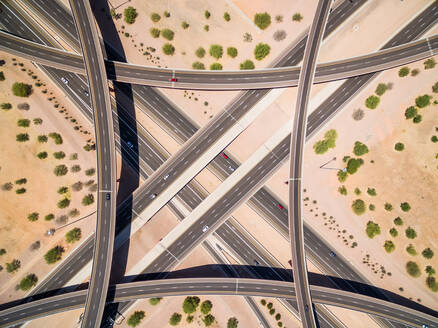 Luftaufnahme einer mehrspurigen Straßenkreuzung in einer Wüstenlandschaft, Las Vegas, USA. - AAEF01313