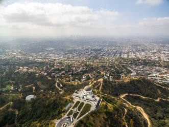 Luftaufnahme des Griffith Observatory mit Los Angeles im Hintergrund, USA. - AAEF01316