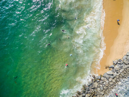Luftaufnahme von Surfern am Strand von Newport an einem sonnigen Tag, USA. - AAEF01318