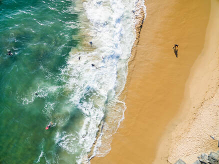 Luftaufnahme von Surfern am Strand von Newport an einem sonnigen Tag, USA. - AAEF01319