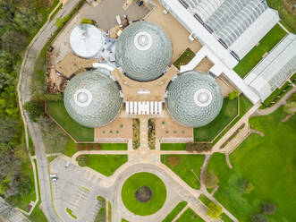 Luftaufnahme über dem Mitchell Park Horticultural Conservatory, The Domes, USA. - AAEF01320