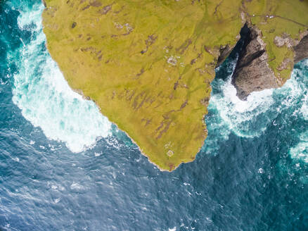 Luftaufnahme von Touristen Englischer Sklavenfelsen im Nordatlantik, Färöer-Insel. - AAEF01326