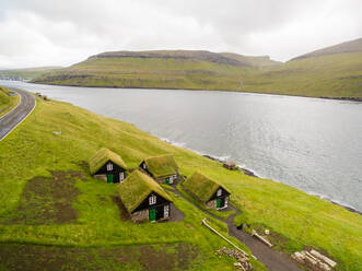 Luftaufnahme einer einsamen Häusergruppe an einem See, Färöer-Insel. - AAEF01328