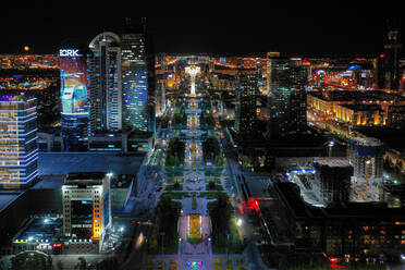 Luftaufnahme des Nurzhol-Boulevards bei Nacht, Nur Sultan, Kasachstan, mit Blick auf den Bayterek-Turm und viele Wolkenkratzer. - AAEF01355