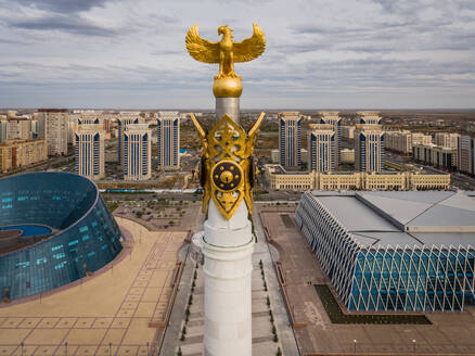 Luftaufnahme des Monuments Kazakh Eli, Nur Sultan, Kasachstan, mit Blick auf den Millenium Park. - AAEF01357