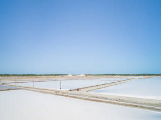 Luftaufnahme der weißen Salinenindustrie in Meeresnähe, Brasilien. - AAEF01379
