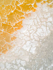 Luftaufnahme des von der Salzindustrie geschaffenen Texturhintergrunds, Brasilien. - AAEF01382