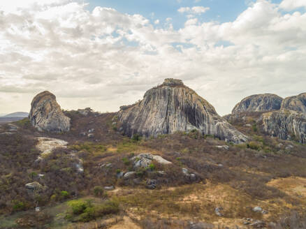 Luftaufnahme einer Felsengebirgsformation in einem trockenen Gebiet, Ceara, Brasilien. - AAEF01405