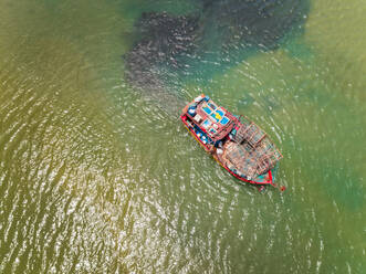 Luftaufnahme eines Fischerboots, das auf einem transparenten Fluss fährt, Cascalve, Brasilien. - AAEF01409
