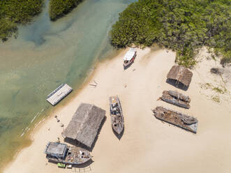 Luftaufnahme eines Flussufers mit einfachen Strohhäusern und Booten, Brasilien. - AAEF01411