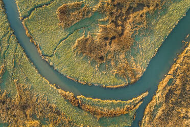 Luftaufnahme eines kleinen Flusses, der bei Sonnenuntergang ein Feuchtgebiet durchquert, Niederlande. - AAEF01414