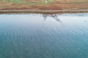 Luftaufnahme des Seewassers in Verbindung mit einem Feuchtgebiet, Niederlande. - AAEF01429